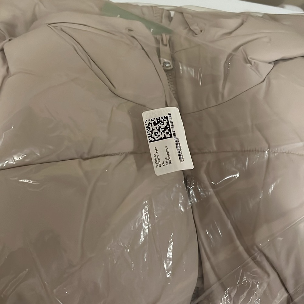 Hooded puffer vest  no offers - Picture 10 of 10